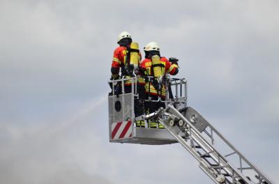 Grosselfingen: Lagerhalle in Vollbrand eines Muellentsorgungs Betrieb 